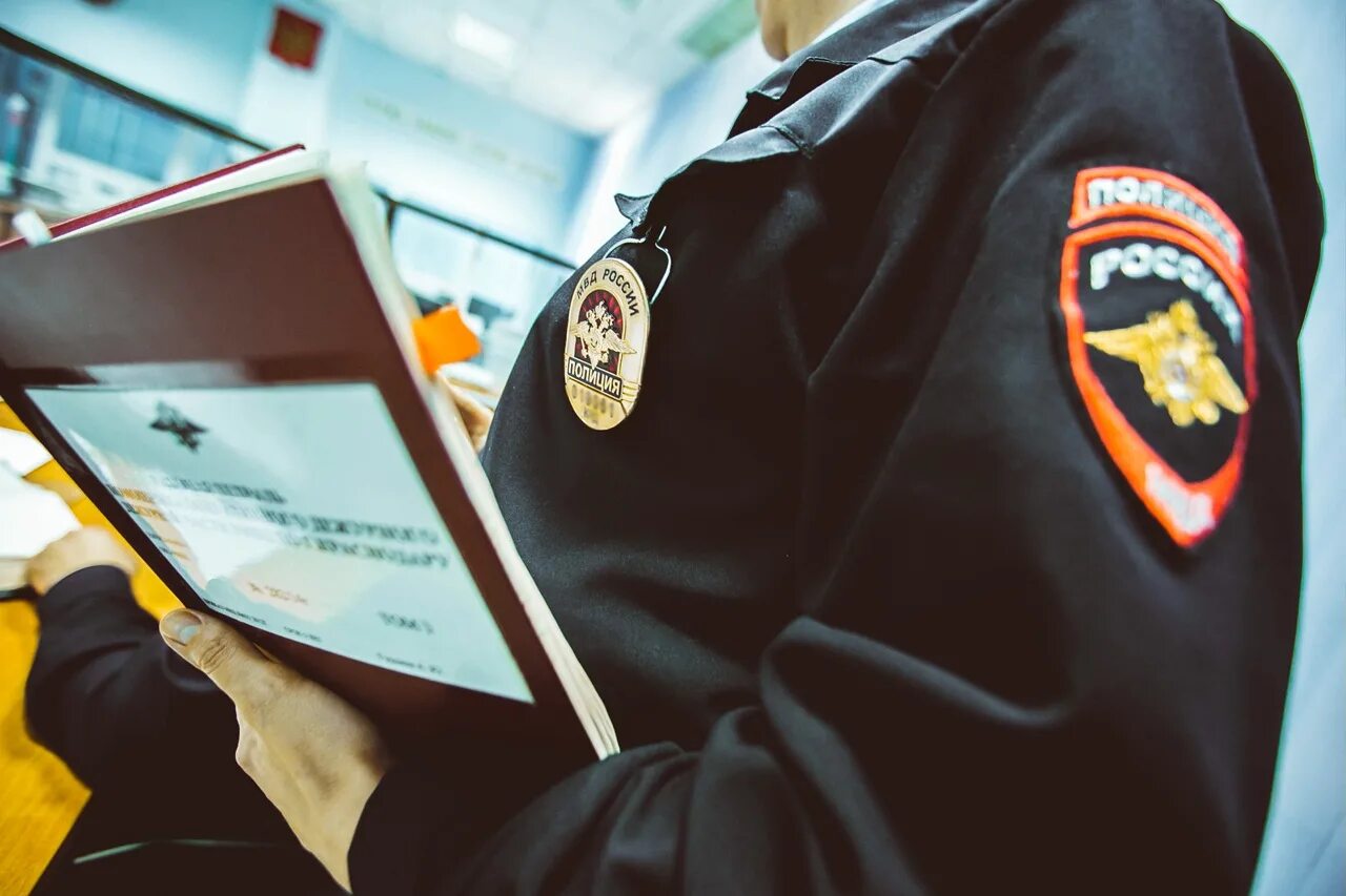 Проверка документов у граждан сотрудниками полиции. Следствие полиции. полиция расследование. полиция расследует. документы полицейского.