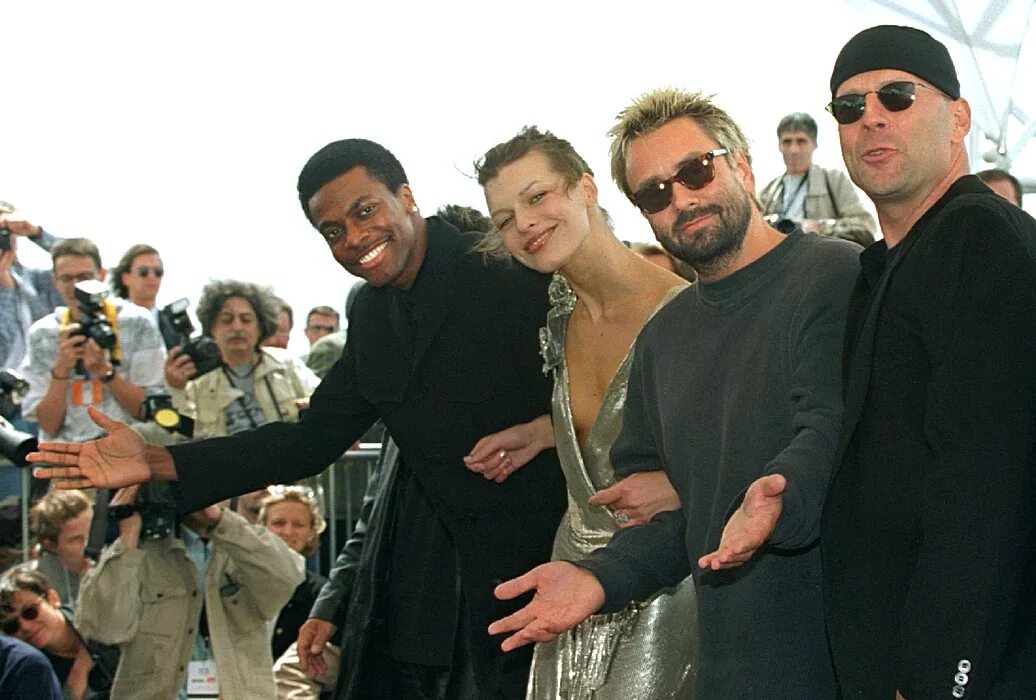 Пятый элемент люк. Люк бессон 1997. люк бессон 1997 год. люк бессон и милла йовович. люк бессон 5 элемент.
