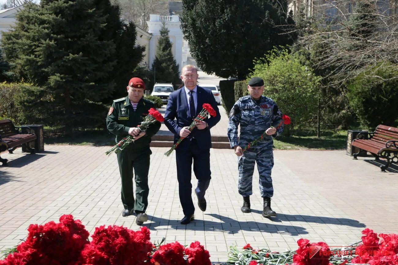 день освобождения керчи от немецко-фашистских. освобожден керчи. возложение цветов к вечному огню. защитники россии. освобожден керчи.