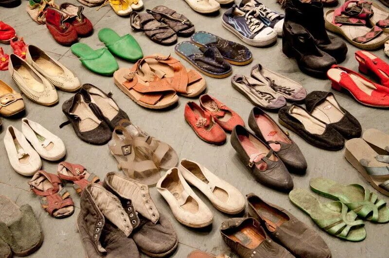 Старые сапоги. Дешевая обувь. Старая обувь женская. Старые кожаные ботинки. Старый кожаный башмак.