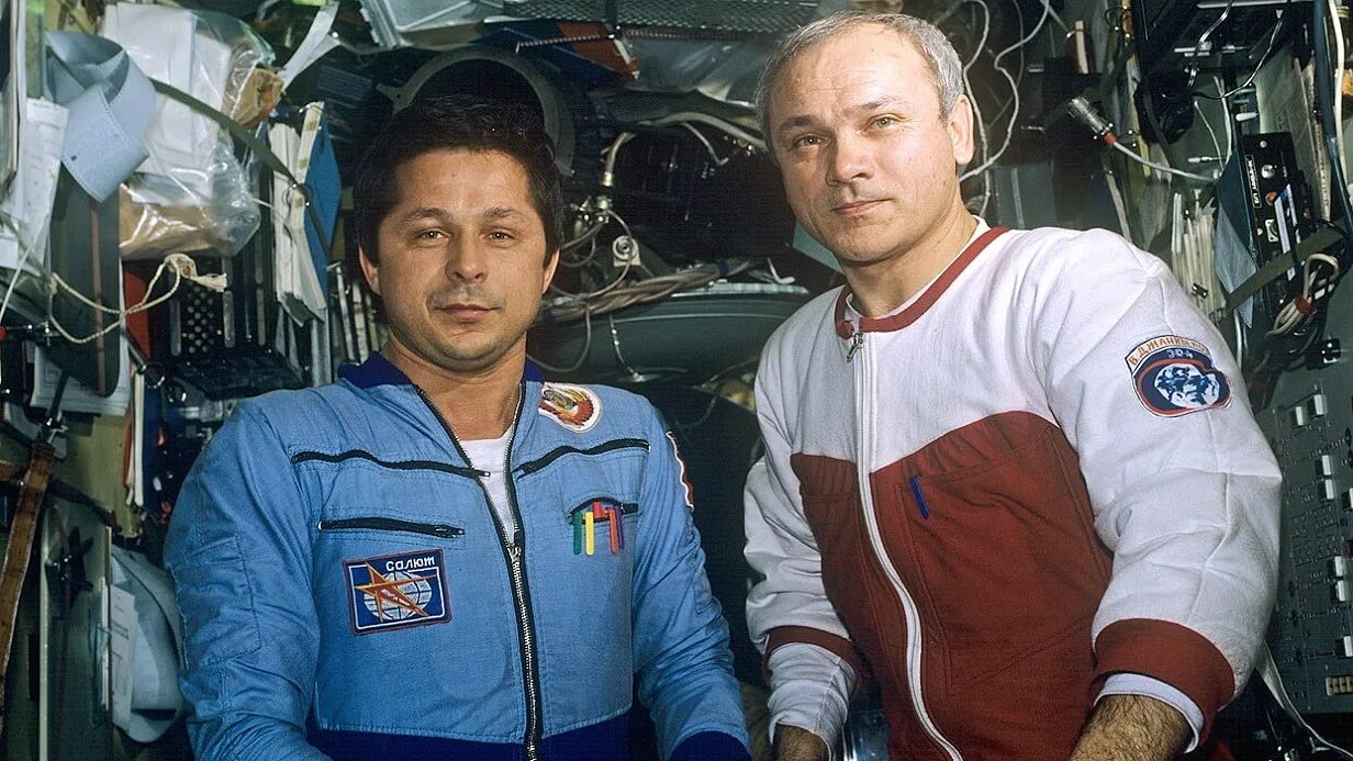 экипаж 7. экипаж 7. и. владимир джанибеков салют 7. экипаж 7.