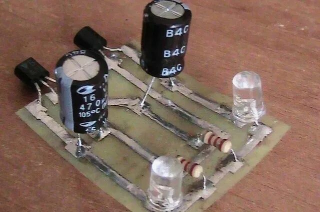 Диод своими руками. Bc557 транзистор мигалка. Светодиод мигалка на конденсаторе. Мигалка из светодиодов своими руками на 12 вольт. Мигалка на 5 вольт.