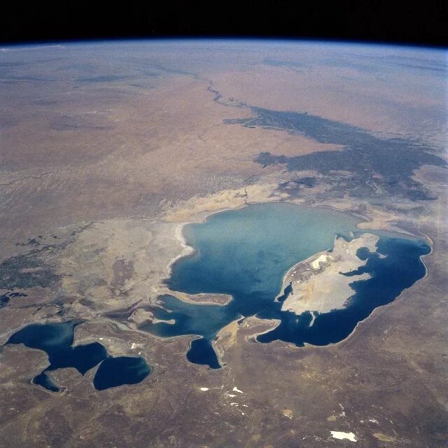 Аральское море 2020. Каспийское море со спутника. Актау побережье каспийского моря. Обмеление каспия. Казахстан уровень моря.
