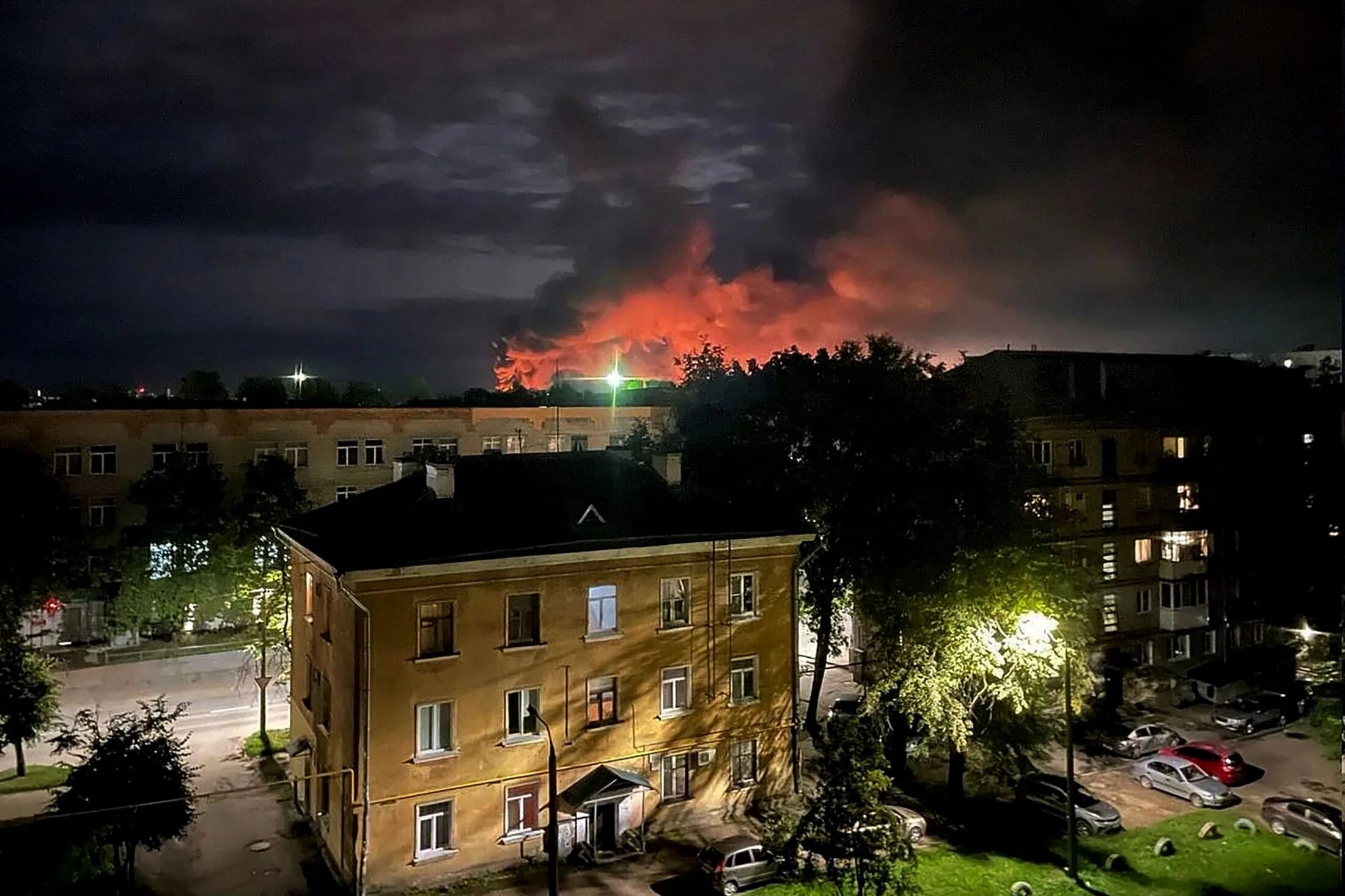 Нападение на псковских. Взорвали самолеты в Пскове. Атака дронов на аэродромы. Брянск беспилотники. Огни на беспилотниках в ночи.