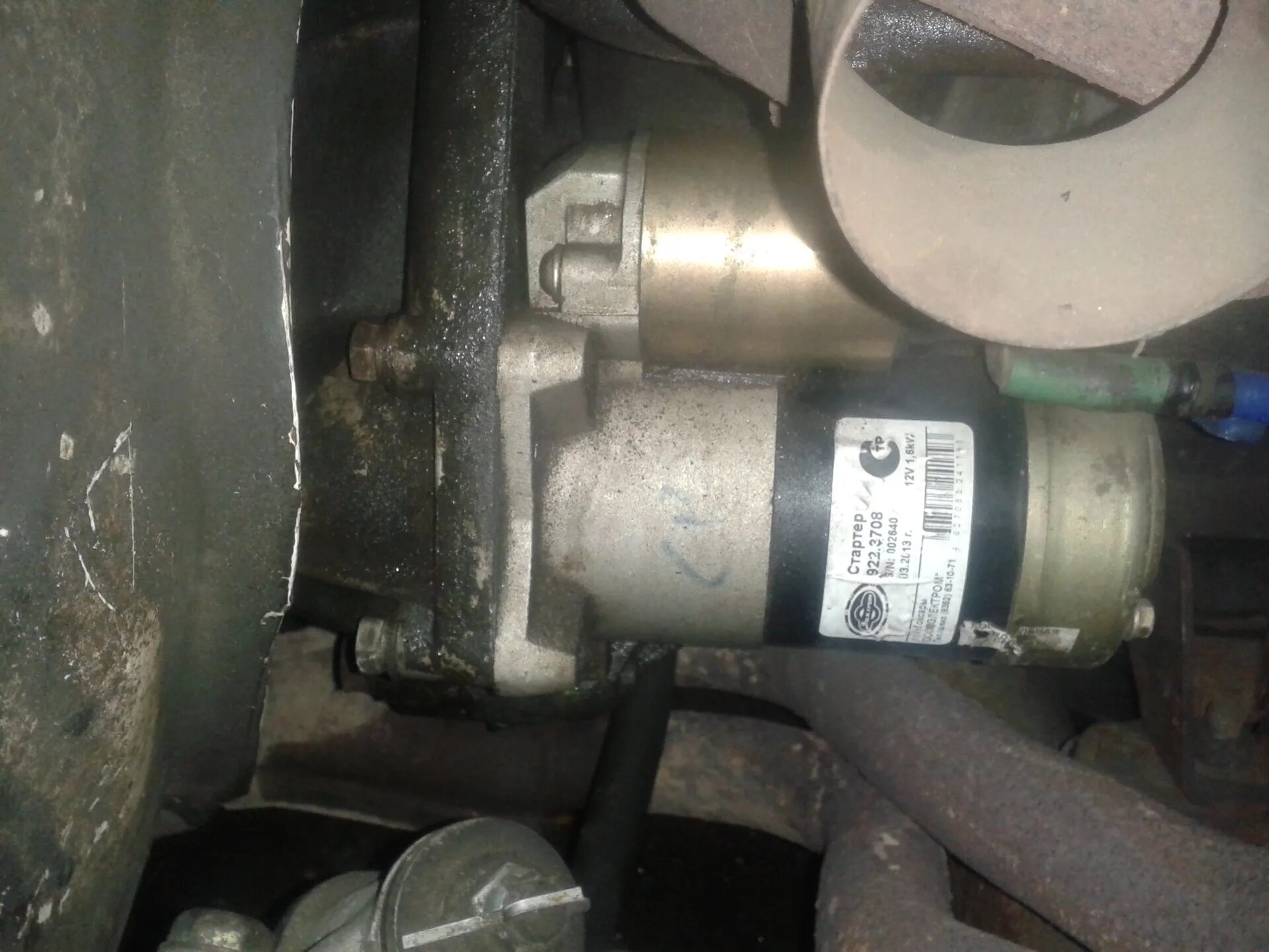 Демонтаж стартера ваз 2107. Болт крепления стартера 2107. Как снять стартер на классике. Что замыкать на стартере ваз 2101. Защита стартера ваз 2101.