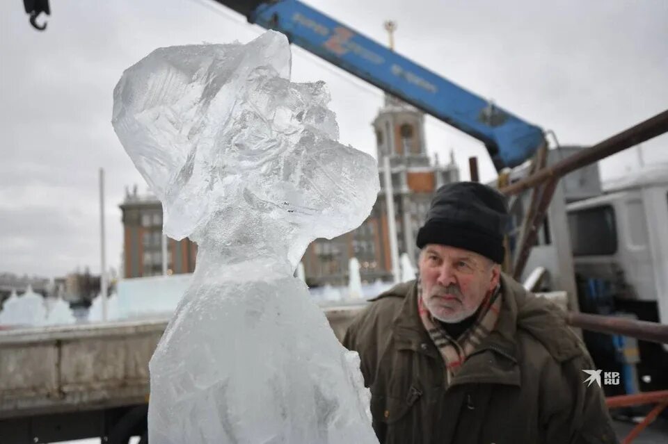 3 декабря екатеринбург. Ледовый городок Екатеринбург 2022. Тает лед. Хрупкий лед. Ледяной городок тает.