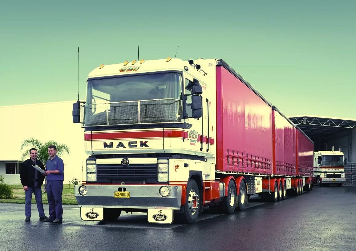 Включи автопоезд. Грузовик Рено Магнум. Renault Mack. Рено Магнум автопоезд. Австралийский Рено Магнум.