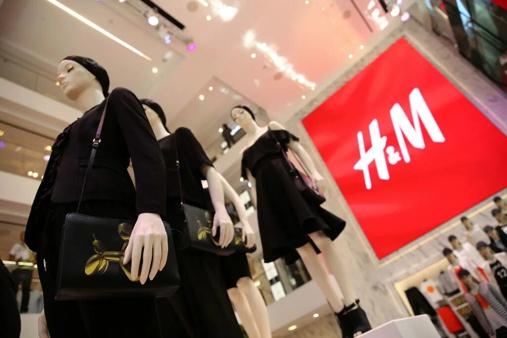 H&M hennes & Mauritz одежда. H&M покупатели. H&M сотрудники. H M магазин. H m shopping