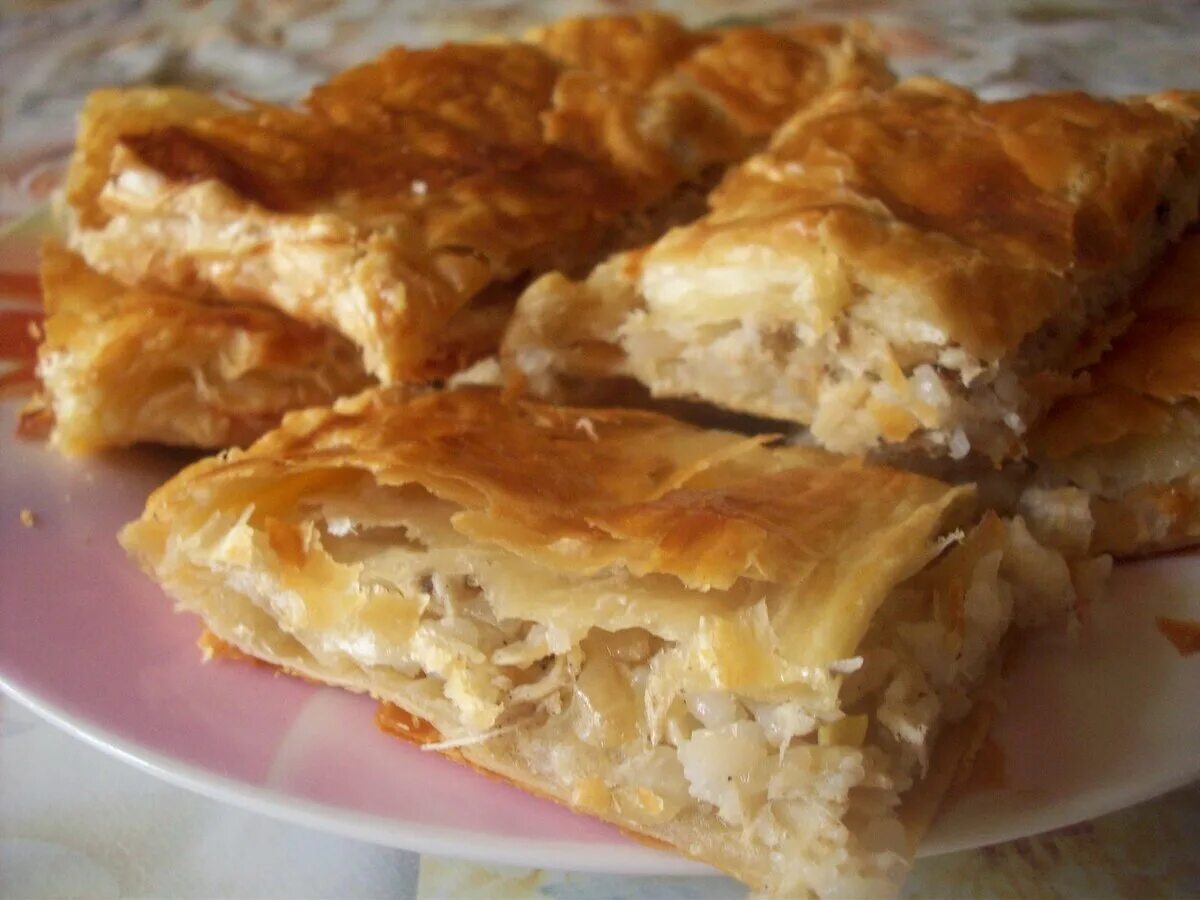 Пирог с капустой слоеное тесто. Капуста в слоеном тесте. Пирог с капустой. Капуста в слоеном тесте. Рулет из слоеного теста с капустой.