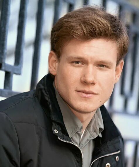 Костя из кухни актер. Виктор хориняк кухня бармен. Виктор хориняк молодежка. Кухня сериал костя. Костя из кухни актер.