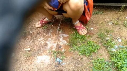 Voyeur Zona: Indian mom outdoor public pissing.