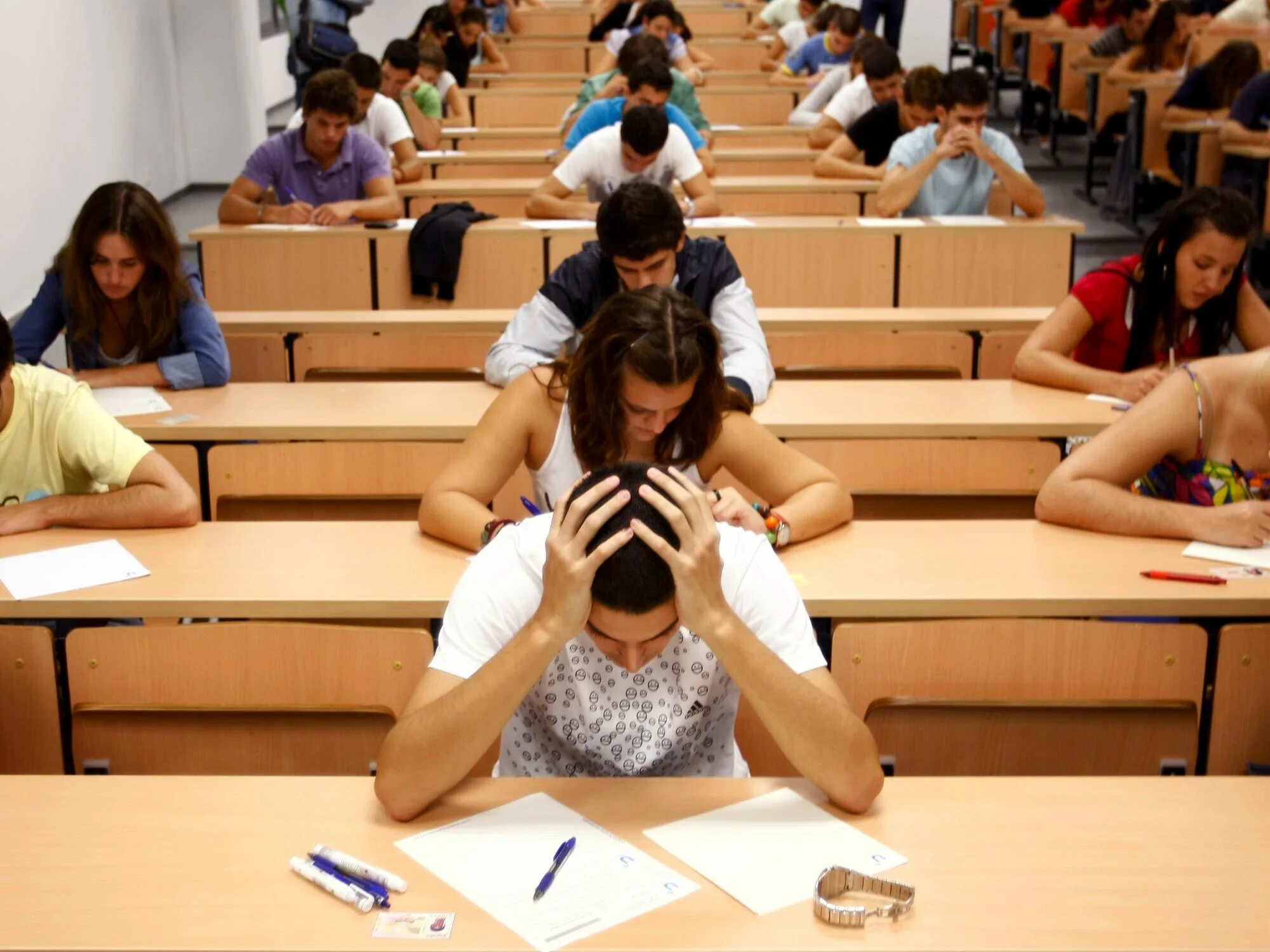 Exams pictures. Студент на экзамене. Экзамен в университете. Экзамен сдан. Выпускной экзамен в вузе.