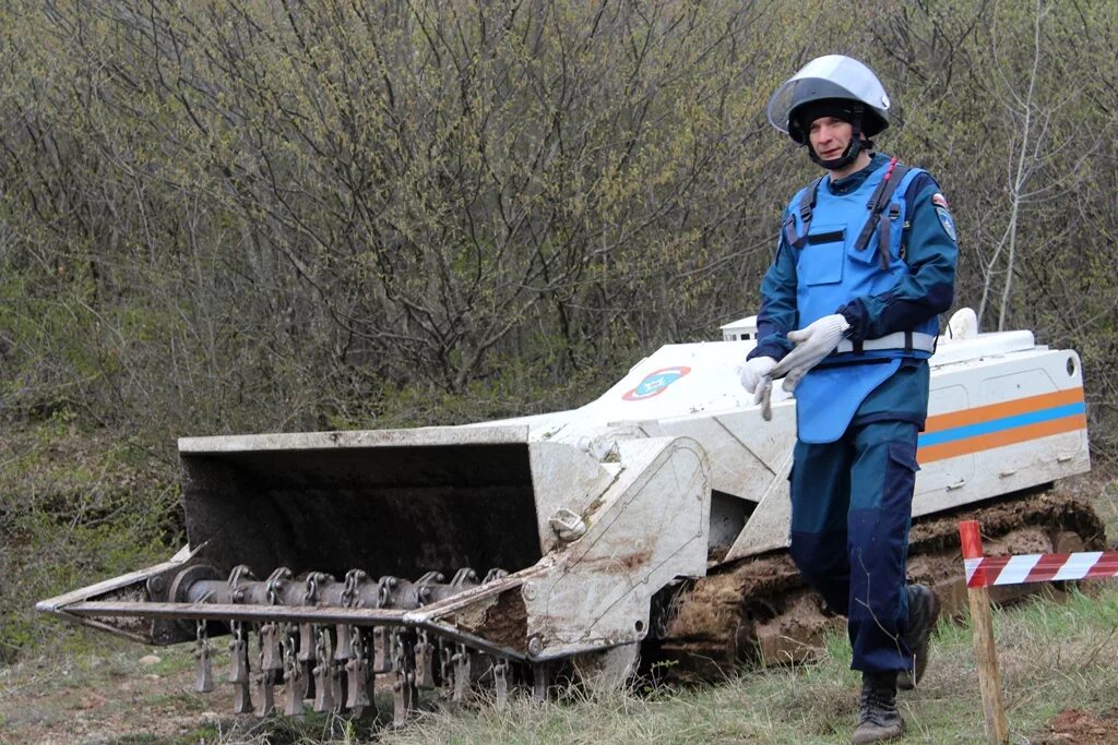 Саперы днр. Саперы мчс рф. Центр саперов. Разминирование днр. Разминирование мчс россии.