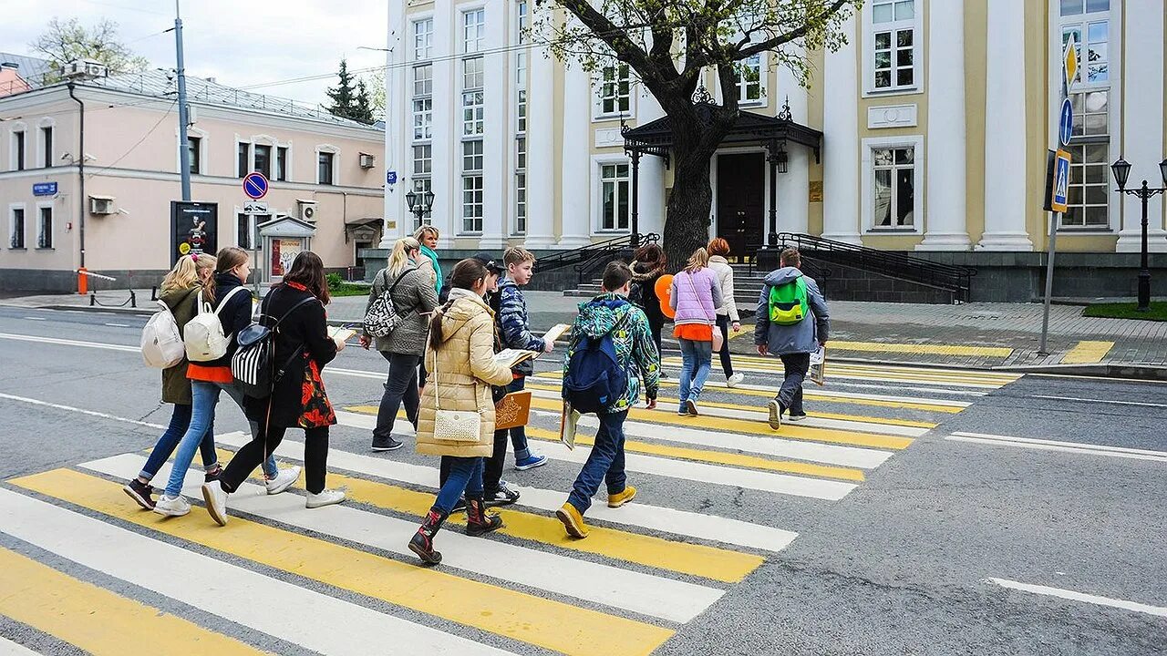 Движение пешеходов в городе