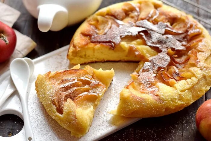 Шарлотка с яблоками на сковороде. Яблочный пирог на сковороде. Шарлотка с яблоками на сковороде. Шарлотка на сковородке. Шарлотка с яблоками на сковороде.