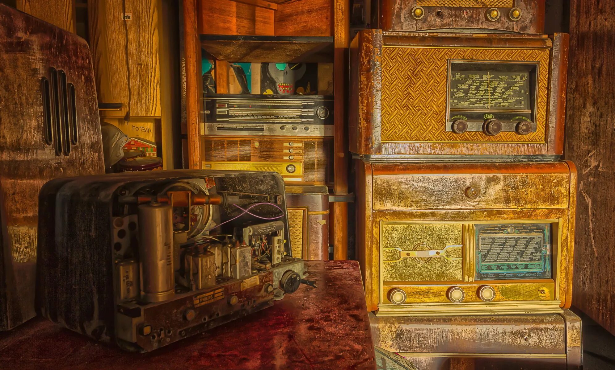 Старый радиоприемник. Радиоприемник в стиле ретро. Радиоприемник в интерьере. Старый радиоприемник арт.