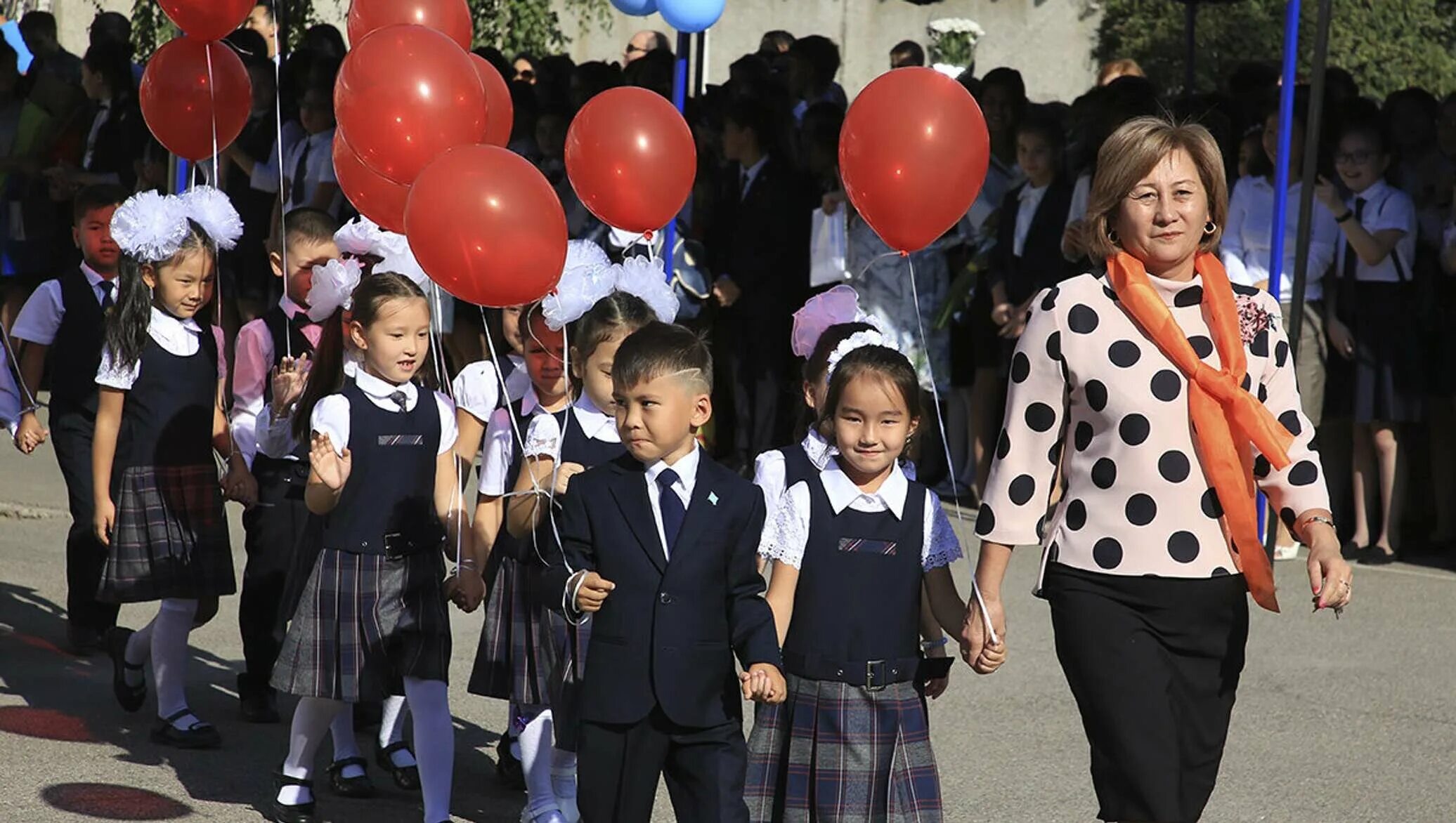 Детский сад кыргызстан. В казахстане ели детей. В казахстане ели детей. Школы в казахстане. В казахстане ели детей.