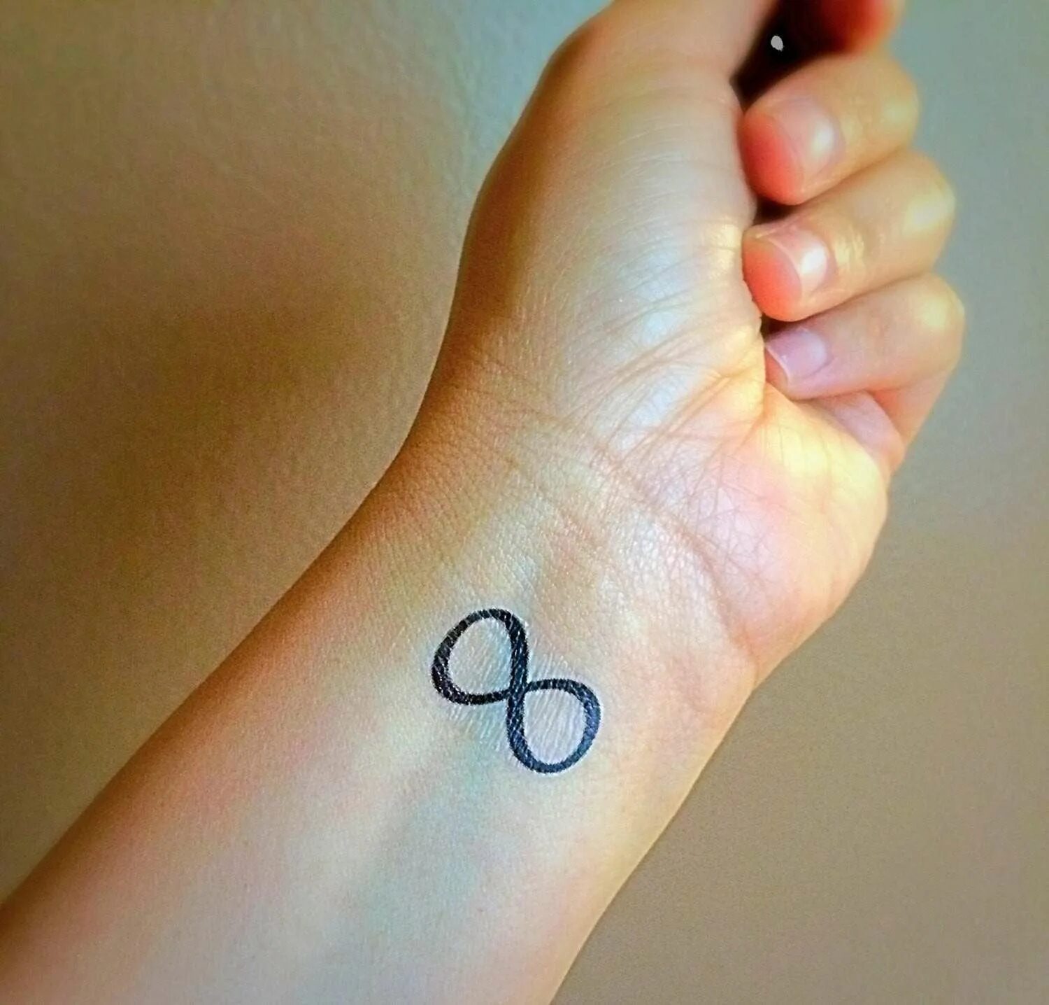 Маленькие символы. Символы на запястье и их значение ручкой. Символы на запястье и их значение ручкой. Лёгкие тату. Простые тату.