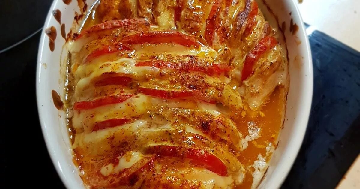 куриная грудка гармошка в духовке. куриная гармошка. куриная грудка гармошка в духовке. гармошка из куриной грудки. куриное филе гармошка с помидорами.