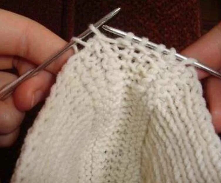 Тапочки следки из 3 петель. Тапочки спицами. Следки из 3 петель спицами. Вязаные тапочки из трех петель на спицах. Тапочки спицами.