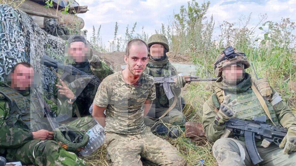 Русский и украинский пленный. 54 рота. Российские военнопленные. Русский и украинский пленный. Русский и украинский пленный.