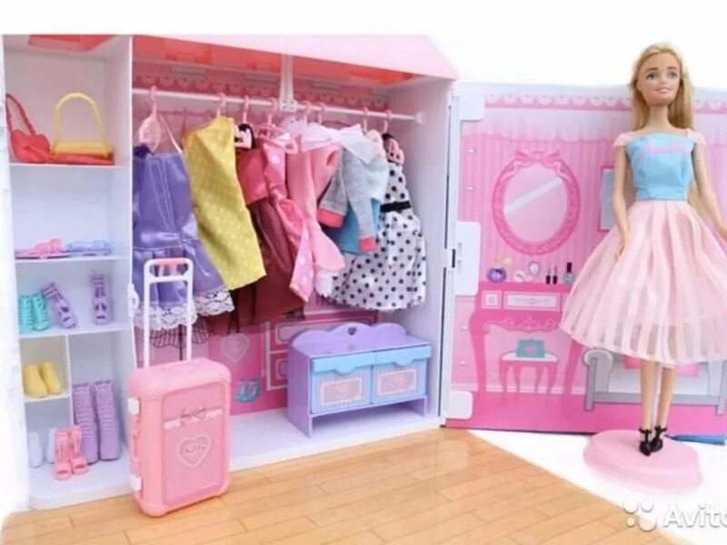 Гардероб куклы. Мебель для кукол "гардероб" (с одеждой) ys1905-11. Гардеробная для кукольной одежды. Гардеробная для кукол. Кукла с гардеробом одежды.