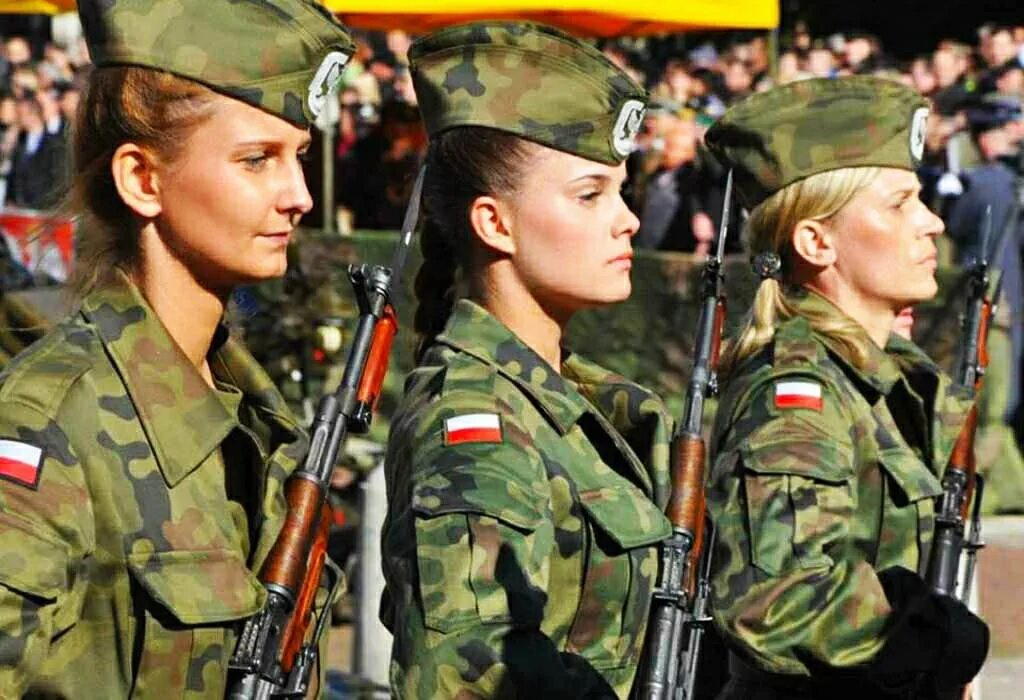 Сколько женщин служит. Женщины военные. Женщины в армии. Женщина солдат. Русские женщины военные.