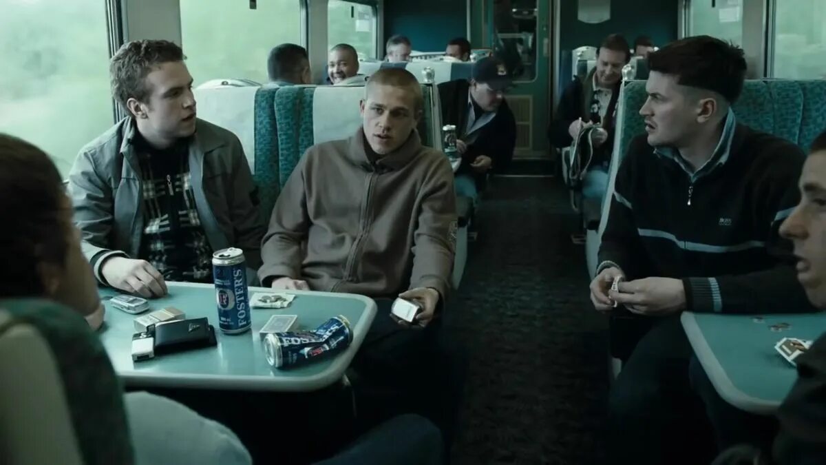 Green street перевод. Элайджа вуд хулиганы зеленой улицы. Обои для хулиганов. Green street перевод. Питт хулиганы зеленой улицы.