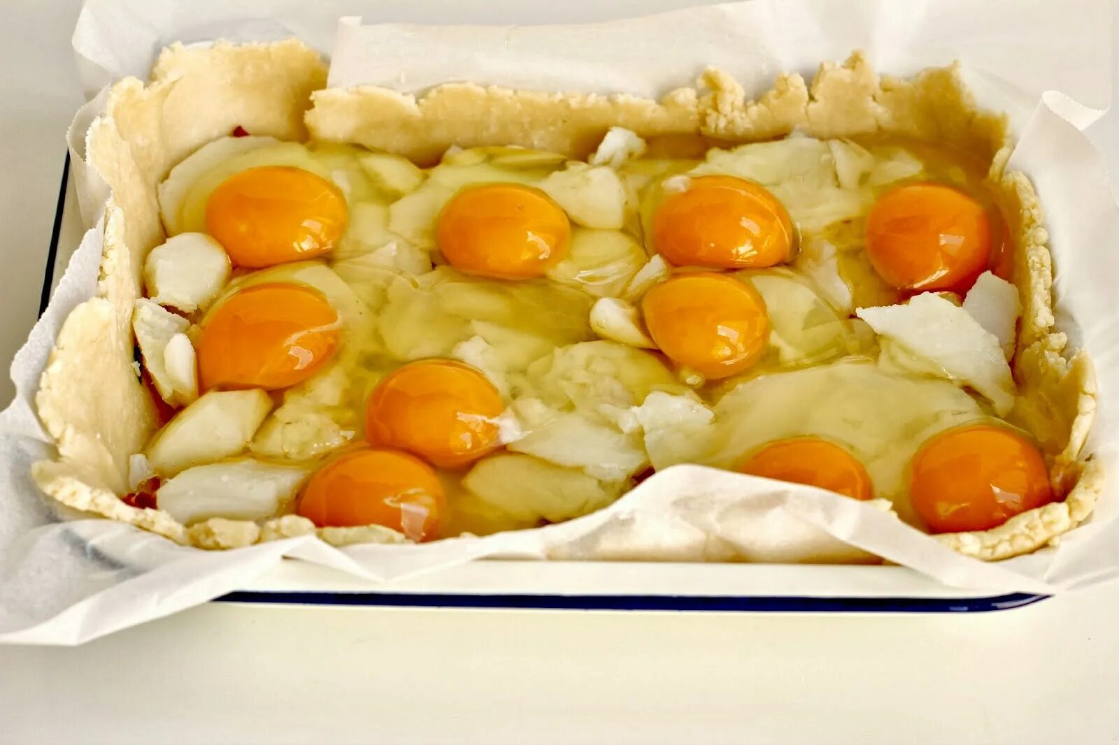 Рецепт картошки с яйцом в духовке. Картофель с яйцом. Картошка ветчина яйцо. Картофельно яичный пирог. Картошка с яйцом и сыром.