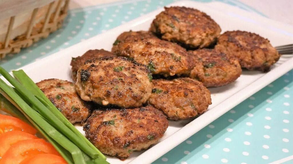 Сыр, салат, котлеты и вино. Мизулину и Шамана застукали в "Азбуке Вкуса" за поку