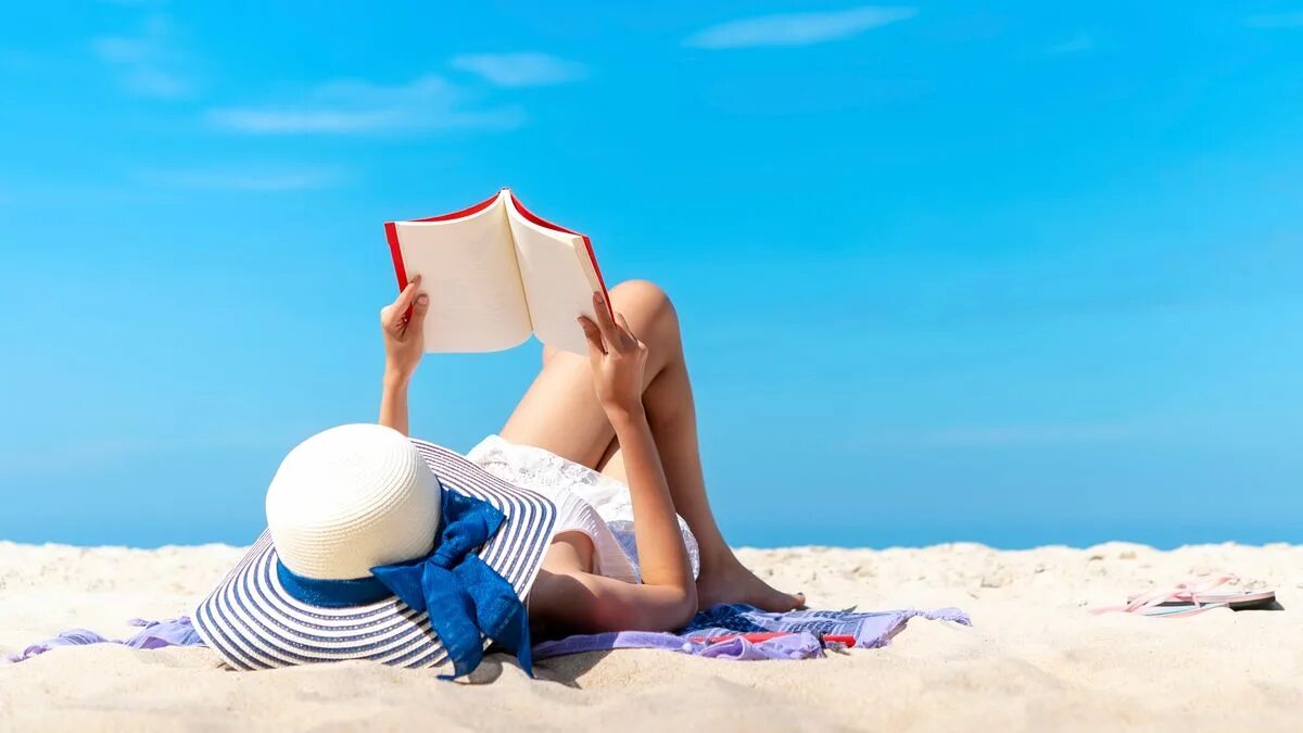 Relax with maddy. Лето отпуск. Чтение на пляже. Отпуск с книгой. Книга на пляже.