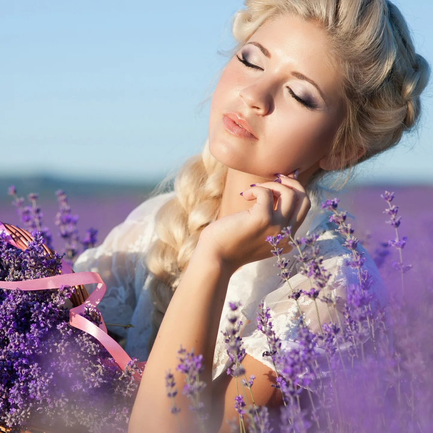 Нежная девушка. Красивые женщины мотиватор. Женственность глазами мужчин картины блондинка. Девушка из клипа шатунова тающий снег. Наталья федулкина.