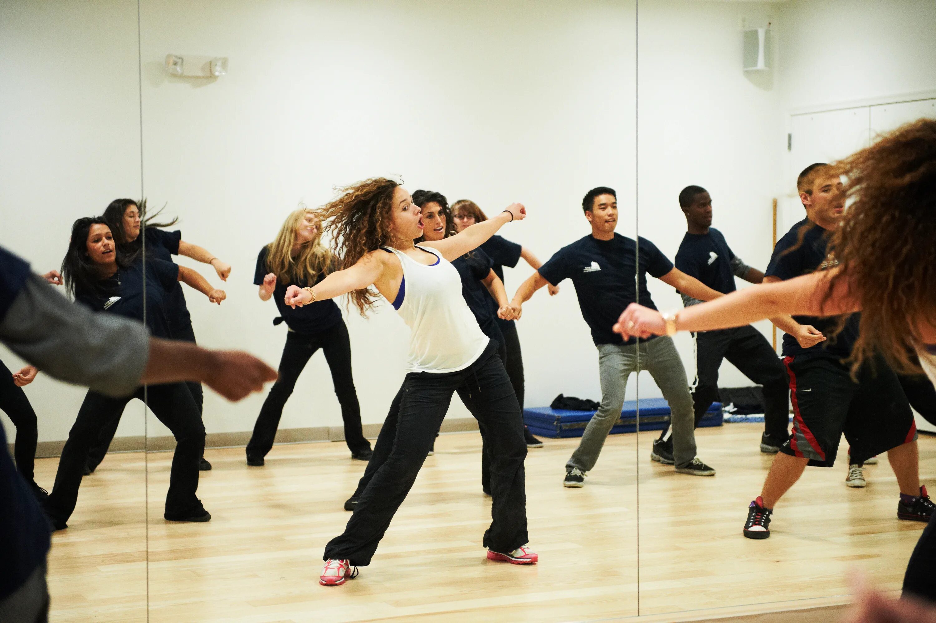 шафл движения для начинающих. первая танцевальная академия. как танцевать ихвильнихт. две девушки танцуют. школа танцев.