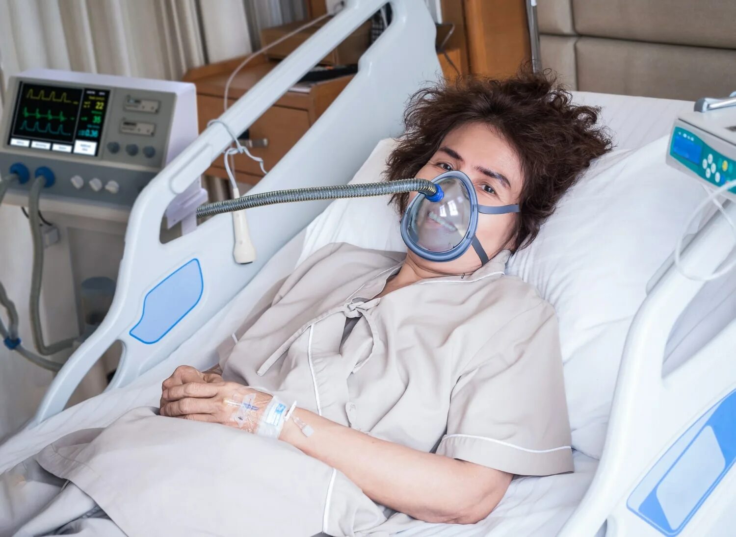 ИВЛ аппарат в реанимации. Дыхательный аппарат в больнице. Девушка под аппаратом искусственного дыхания.