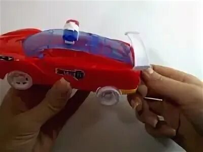 Две игрушечные заводные машины массой 0.2 кг