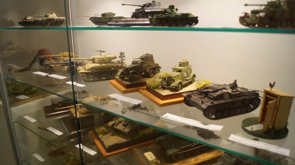 экспозиция моделей. стендовый моделизм диорамы. стильная экспозиция. выставка моделей танков. экспозиция моделей.