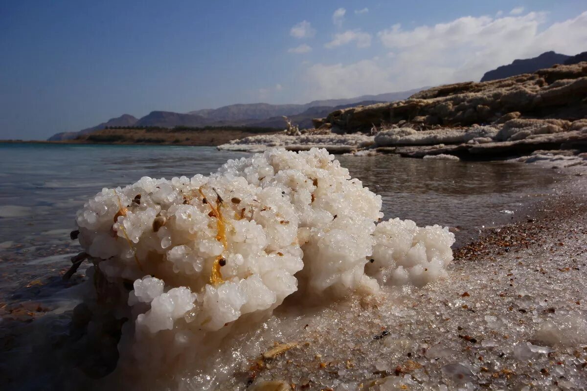 Иордания мертвое море. Баскунчак соленое озеро. Село баскунчак астраханская область. Кояшское розовое озеро в крыму. Возле соленого.