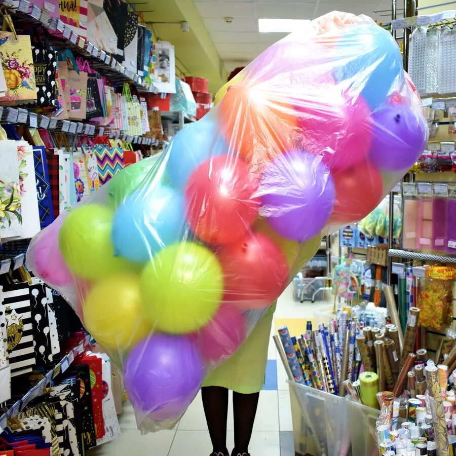 Праздник с воздушными шарами. Дети с воздушными шарами. Воздушный шарик. Смешные костюмы на 1 апреля для детей. Воздушный шар и экология.