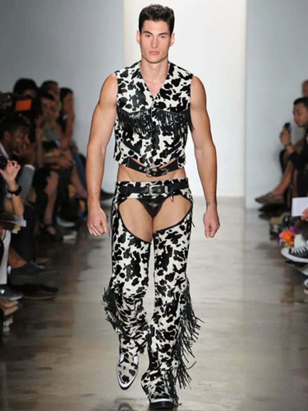 Эпатажные образы мужчин. Burberry prorsum коллекция 2013. Странные костюмы. Стиль классика одежда. Одежда на лето 2021 для мужчин.