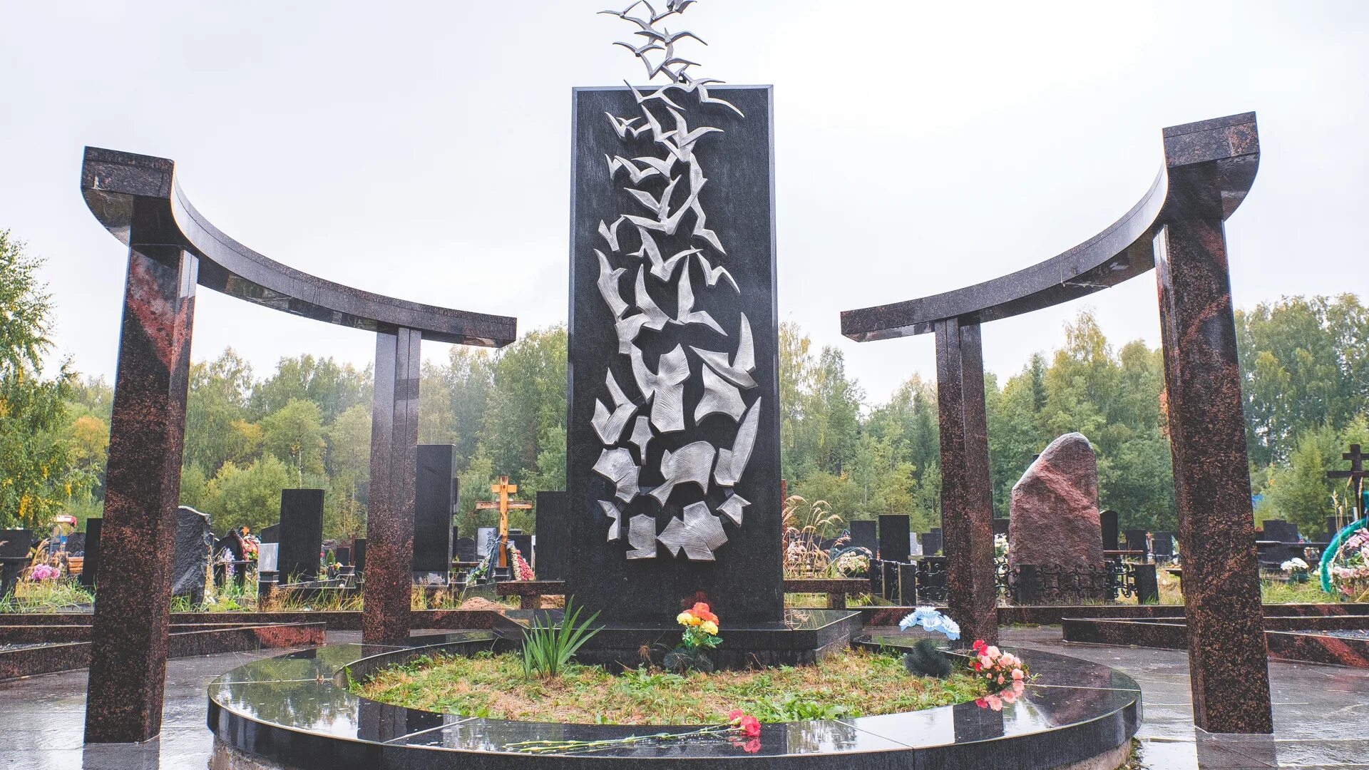 Катастрофа 737 пермь. Мемориала на месте крушения самолёта в перми 2008. авиакатастрофа в перми 2008 памятник. памятник пострадавшим пермь самолет 2008.