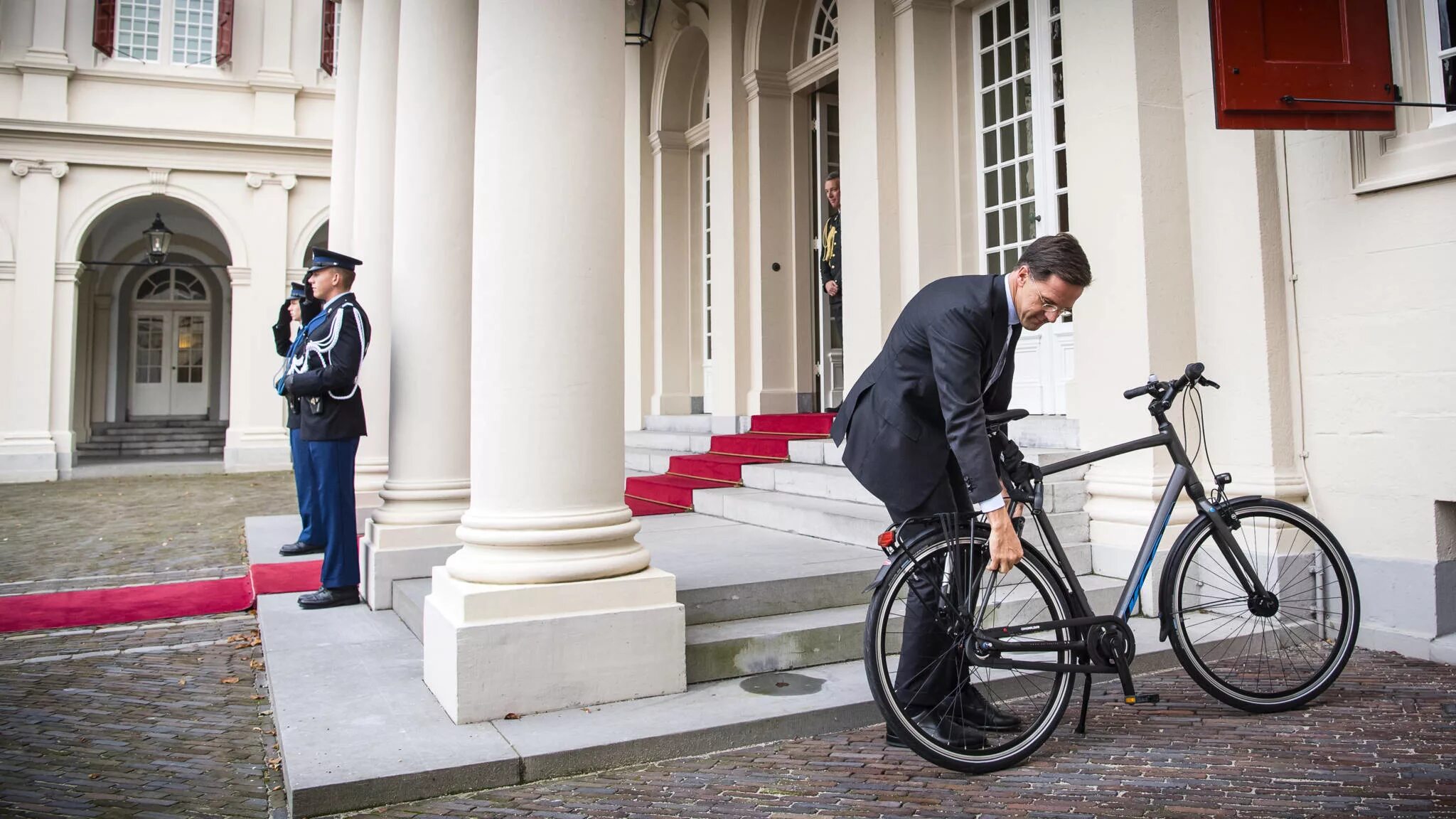 Ездить на работу на велосипеде. Премьер министр Голландии Рютте на велосипеде. Премьер Голландии Рютте велосипед.