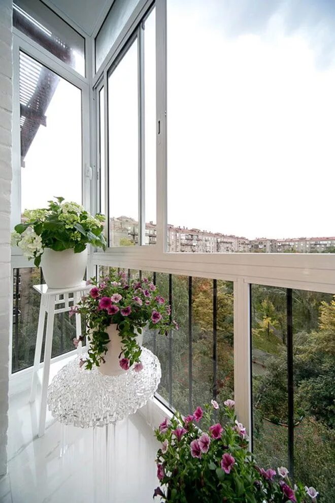 Красивый балкон. Остекленный балкон. Застекленный балкон с цветами. Панорамное остекление балкона.