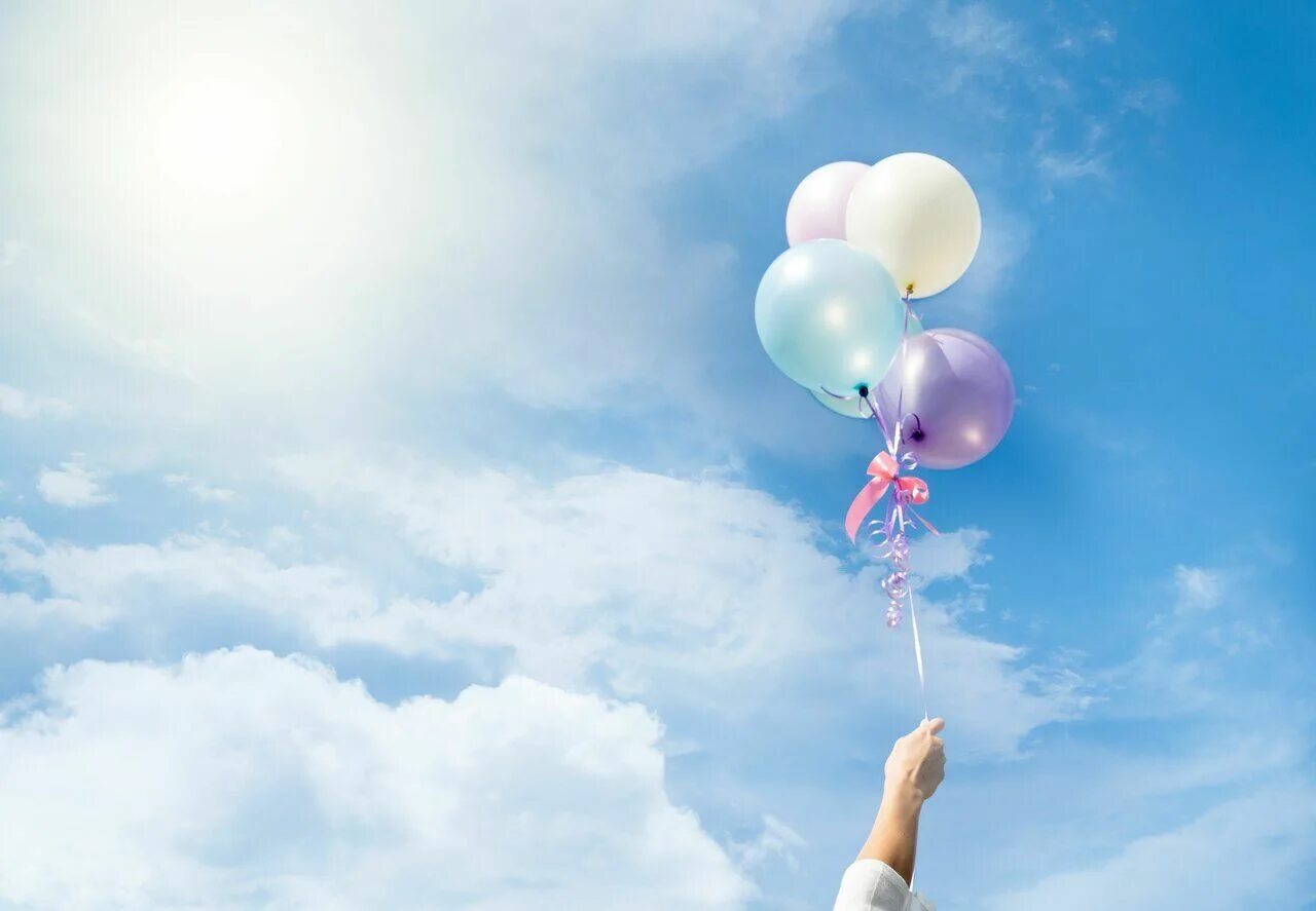 Выпускать в небо воздушные шары с гелием. Воздушные шары в небе. Шарики в небе. Красивые воздушные шары в небе. Воздушный шарик улетает.