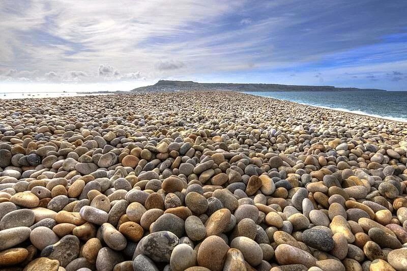 Анапа галечный пляж. Галечный пляж в Крыму. Пляжи с мелкой Галькой на черном море. Черное море Каменистый пляж. Отдохнуть от городской суеты