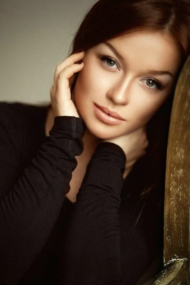 Ирина Трусова. Девушка. Красивая молодая девушка. Портрет девушки брюнетки