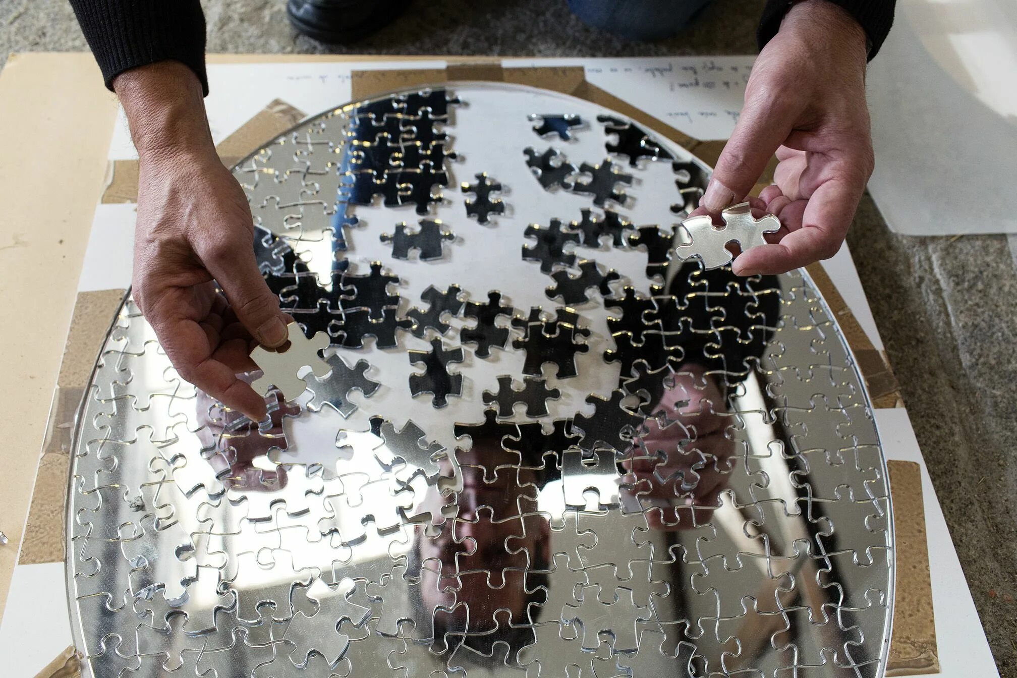 Зеркальный пазл. Зеркальные пазлы на потолке. Зеркала настенные пазл. Зеркальный пазл в интерьере. Зеркальный пазл на стену.