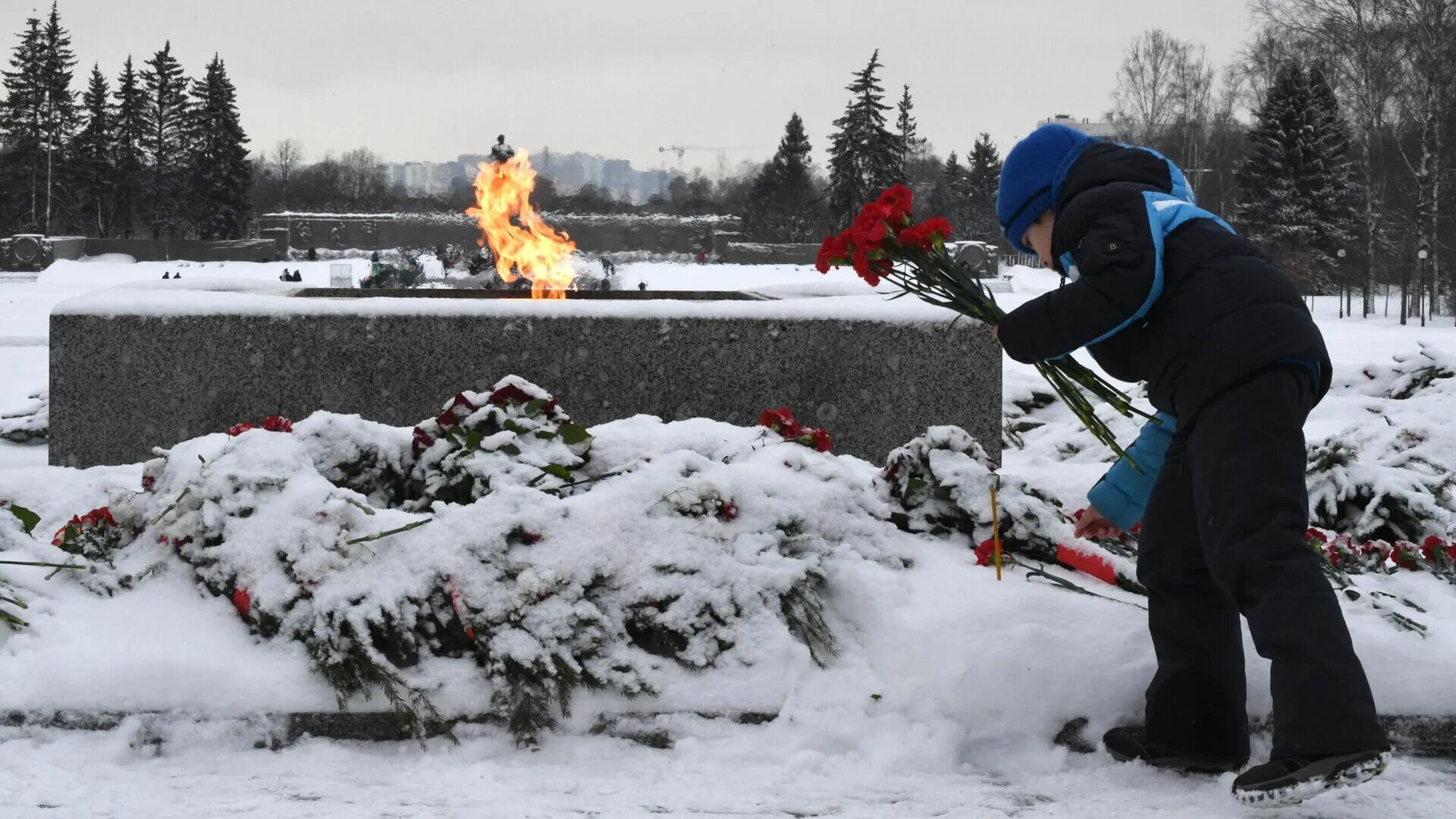 День памяти прорыва блокады. Пискаревское кладбище блокада Ленинграда. Пискаревское кладбище 27 января. Пискарёвское мемориальное кладбище. Вечный огонь на Пискаревском кладбище.