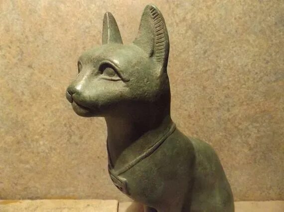 Баст омск. Богиня Баст. Статуя Баст. Статуя кошки в Египте. Скульптура кошечек из Египта.