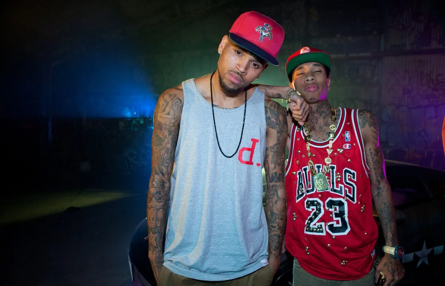 Где рождаются рэперы. Рэперы родившиеся в январе. Рэпер lil wayne. Типичный американский рэпер. Крис браун и tyga.