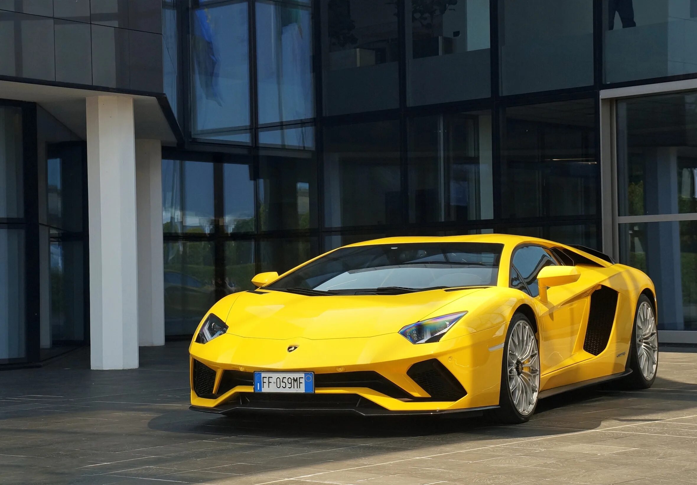 Желтый ламборджини. Ламборджини авентадор желтый. lamborghini aventador желтый. ламборджини авентадор s желтый. лимонная ламборджини.
